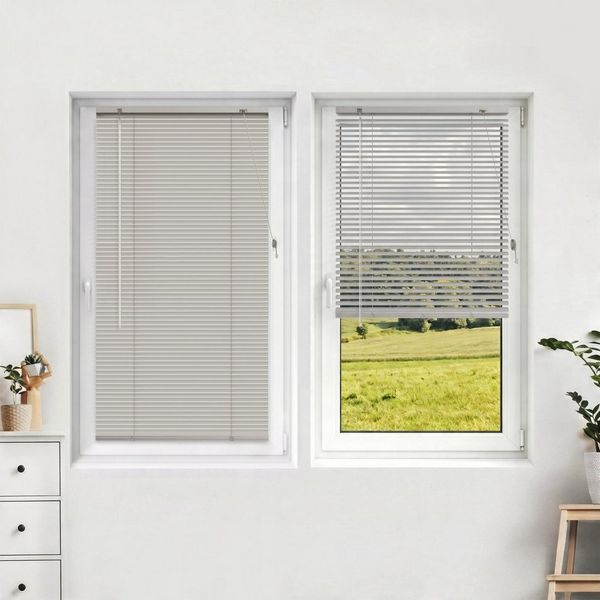 Victoria M. Jalousie LightLess Prime Aluminium-Jalousie 50x130 cm Grau-Beige matt, mit Bohren, ohne Bohren, geklemmt oder verschaubt, L Profil 25 mm Lamellen, feuchtigkeitsbeständig, verdunkelnd
