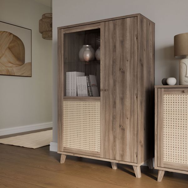 Forte GLENKEEN Vitrine 100, Vitrine im Boho-Stil mit Rattangeflecht, 2-türig, Holzwerkstoff, Valencia Eiche Holzdekor | Naturrattan, 99,5 cm breit x 154,4 cm hoch x 42 cm tief