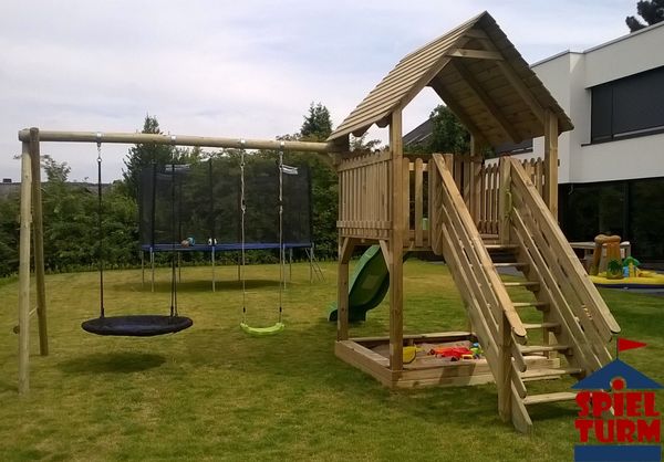 Spielturm Nemo mit Treppe und Schaukel inkl. Wellenrutschbahn - Material: Kiefernholz – ohne Rutsche – Maße: 410 x 500 x 310 cm