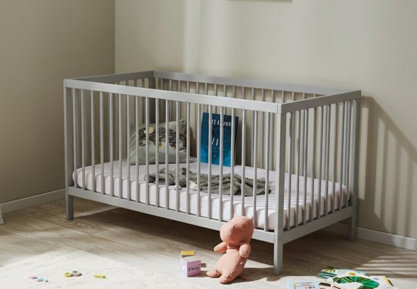 Kids Collective Babybett Kinderbett Gitterbett 60x120 & 70x140 cm höhenverstellbarer Lattenrost & herausnehmbare Sprossen stabiles Buchenholz | ab Geburt bis zum 3. Lebensjahr Made in EU | grau