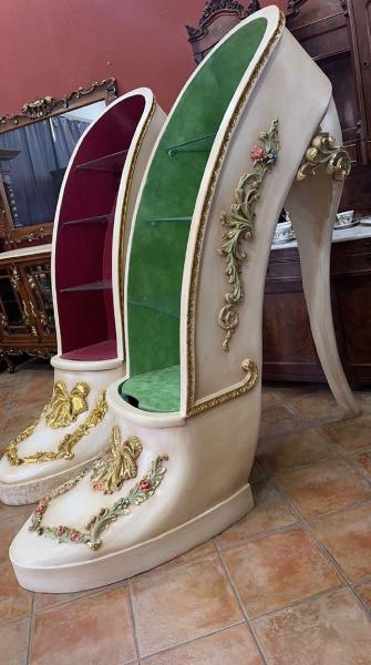 Casa Padrino Luxus Barock High Heel Vitrine Grün / Creme / Gold - Handgefertigter Massivholz Damenschuh Vitrinenschrank - Prunkvolle Barock Möbel