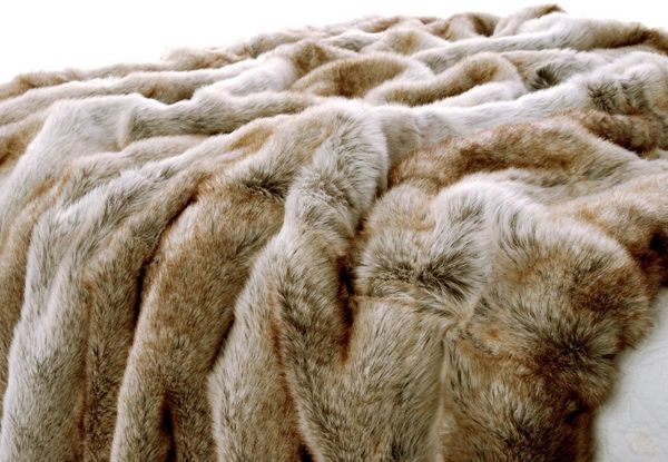 Wohndecke Felldecke (Kunstfell) Kuscheldecke Tagesdecke "Wolf hell gestreift", Wohnen und Accessoires GmbH & Co. KG, Felloptik
