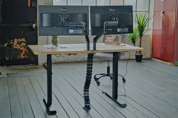 KAWOLA Schreibtisch LORA mit Monitorhalterung elektrisch höhenverstellbarer Schreibtisch 160x85cm mit Baumkante massiv