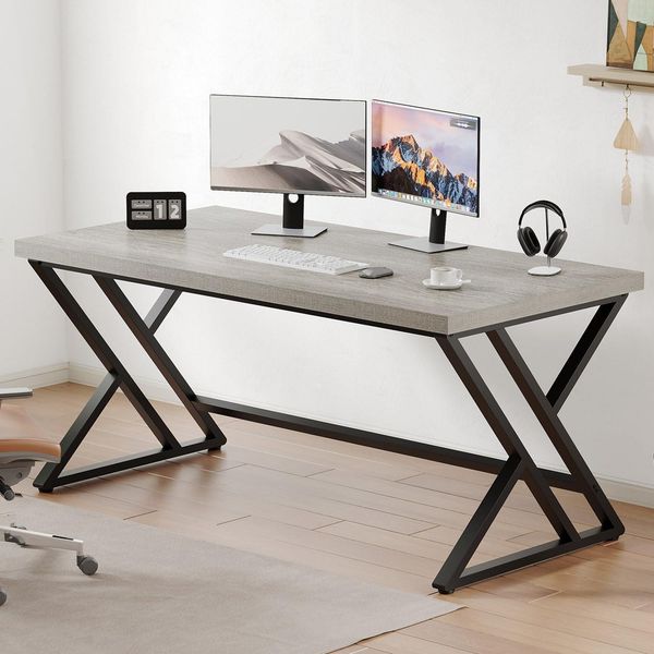 Grauer Industrie-PC-Gaming-Schreibtisch mit