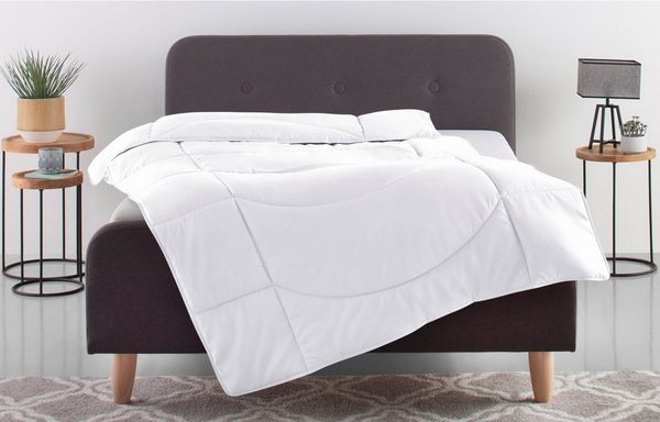 OTTO home Microfaserbettdecke Microlux, Bettdecke 135x200 cm und Übergrößen bis 240x220cm, Füllung: Feuchtigkeitsregulierende 3D Klimafaser (Polyester), Bezug: Microfaser-Feinbatist, fest versteppter Bezug - keine Bettwäsche nötig, Sommer, Winter