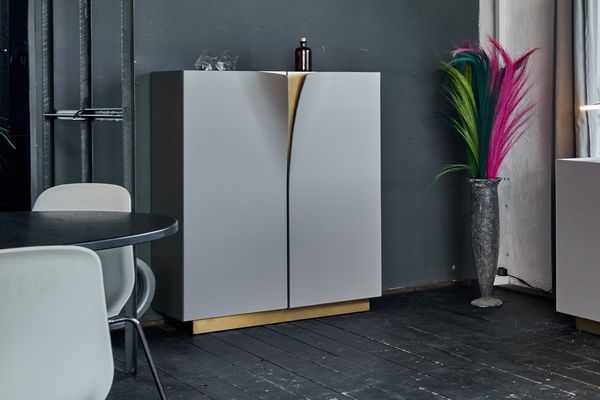 KAWOLA Highboard EMMA Kunstleder grau Fuß Edelstahl messingfarben 120 x 42 x 100 cm